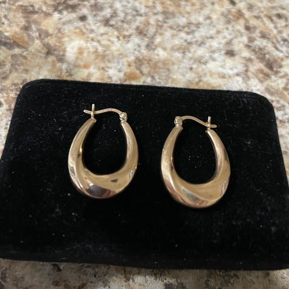 14K Yellow Gold Real Hoops Oval/Twist Design Earring comes in 🎁 - Picture 3 of 7